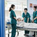 Nurses using a dummy to practice patient diagnosis