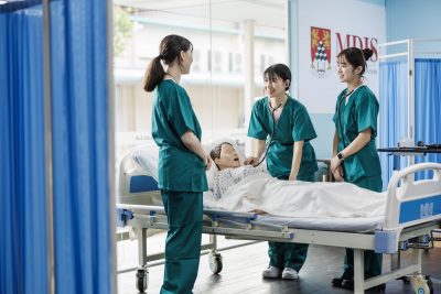 Nurses using a dummy to practice patient diagnosis