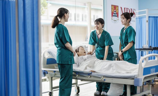 Nurses using a dummy to practice patient diagnosis