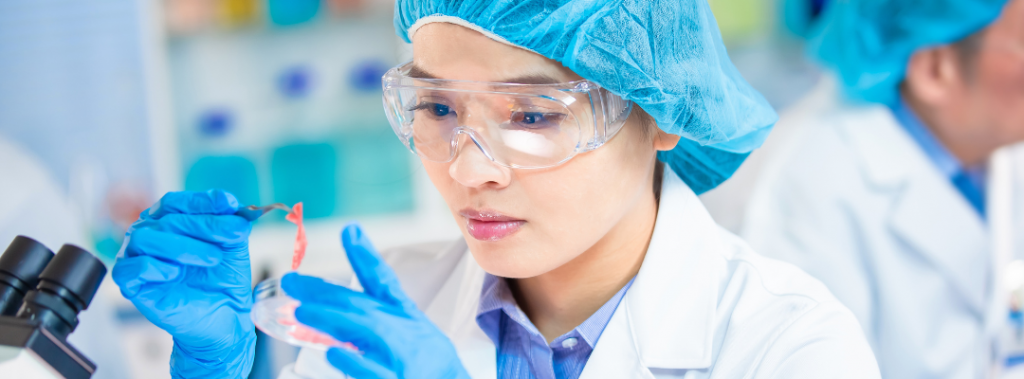 A lady in the science lab analysing her experiment.
