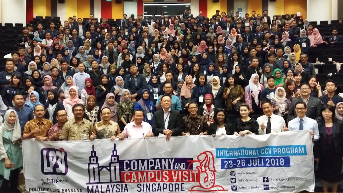 MDIS Students and staff posing for a picture during a campus visit.