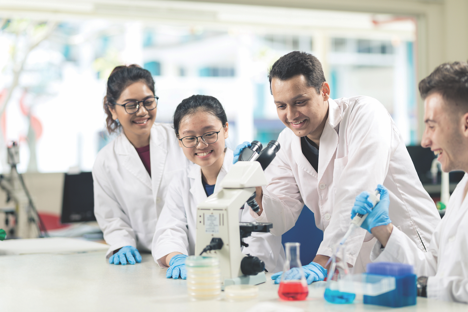 A life science lecturer teaching students about cells.